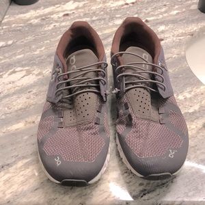 On cloud tennis shoes hardly worn